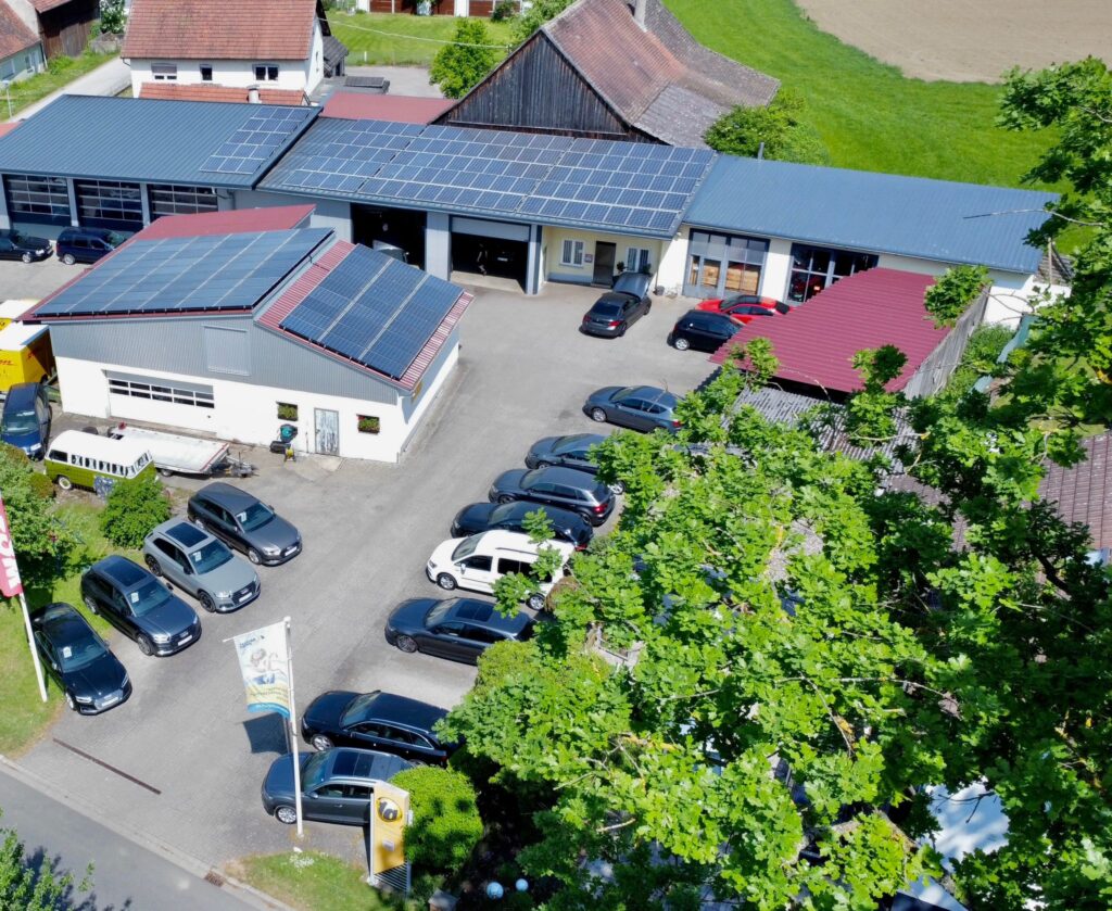 Drohnenaufnahme der Werkstatt Auto Stich in Berg bei Neumarkt in der Oberpfalz.